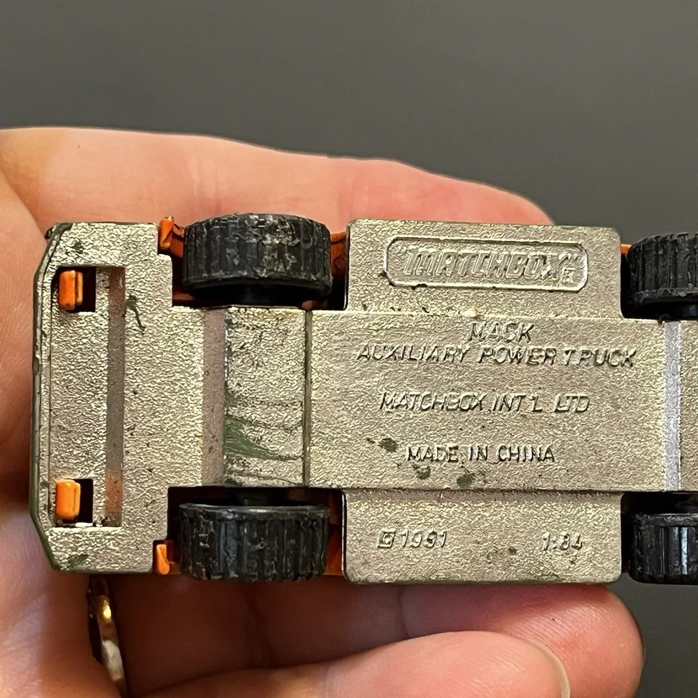Vintage Matchbox Mack Auxiliary Power Truck 1991 1:84 Die-Cast Lights Move